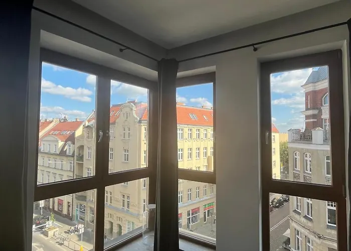 Windows To The Stylish דירה